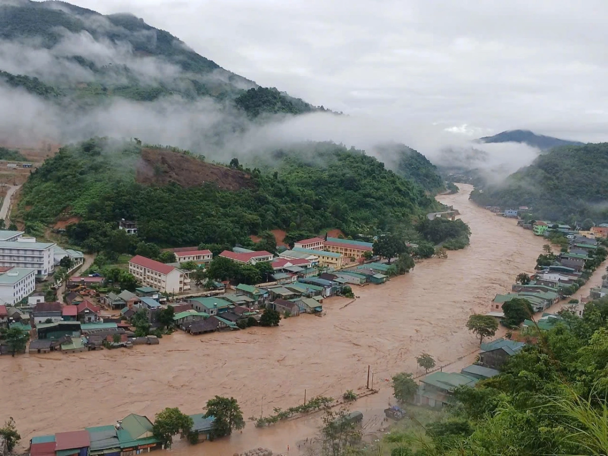 Nước trên sông qua xã Mường Xén, Nghệ An.