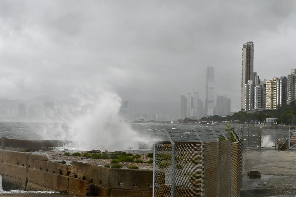 Sóng lớn đập vào bờ biển Hong Kong (Trung Quốc) ngày 20/7. (Ảnh: Chinanews)