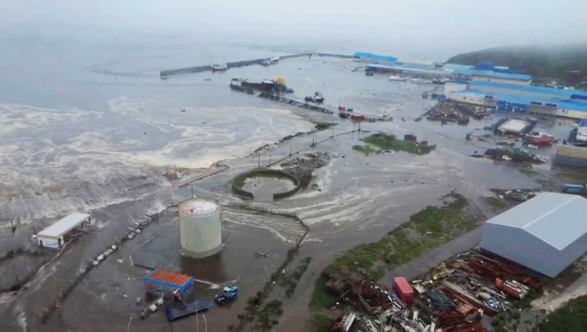 Sóng thần tràn vào khu vực Severo-Kurilsk, tỉnh Sakhalin của Nga sau trận động đất mạnh 8,8 độ ngoài khơi bán đảo Kamchatka, ngày 30/7/2025. Ảnh: Cơ quan Khảo sát Địa vật lý Nga