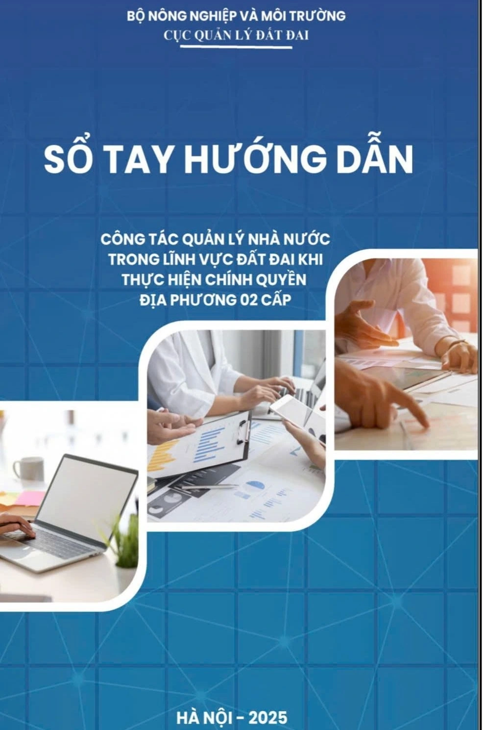 Sổ tay hướng dẫn công tác quản lý đất đai giúp chính quyền cấp tỉnh, cấp xã mới đi vào hoạt động từ ngày 1/7/2025 - Ảnh: Trường Giang