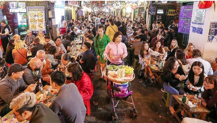 Nightlife in Ta Hien backpacker street (Photo: Internet)