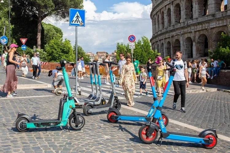 Một điểm cho thuê xe e-scooter tại Rome, Italy. Nguồn: Gaia Squarci/Getty Images