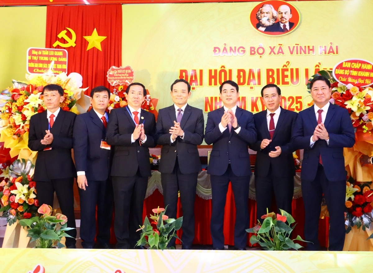 Ông Trần Lưu Quang, Bí thư Trung ương Đảng, Trưởng Ban Chính sách, Chiến lược Trung ương (thứ 4 tư từ phải sang) tặng hoa chúc mừng Đại hội