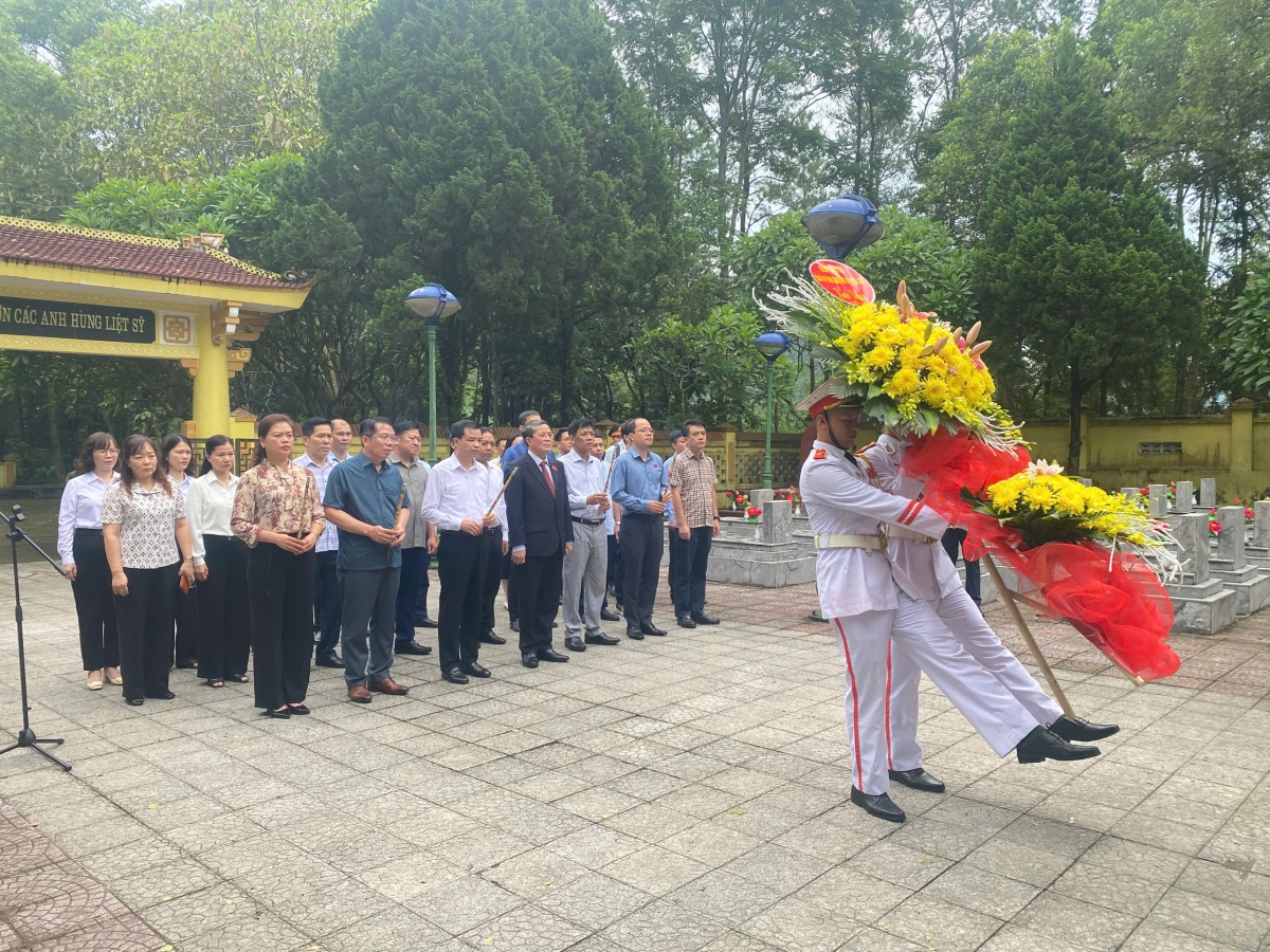 Phó Chủ tịch Quốc hội Nguyễn Đức Hải cùng đoàn công tác dâng hoa tại Nghĩa trang liệt sĩ Đông Khê