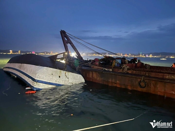 Lực lượng chức năng trục vớt tàu bị lật.
