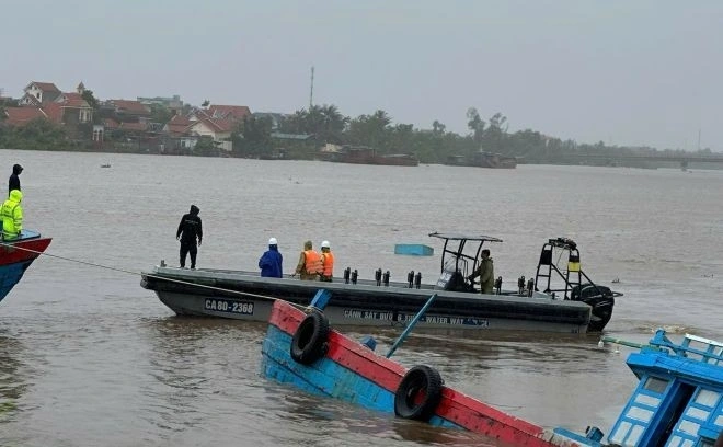 Tổ công tác đã điều động tàu cùng 8 cán bộ, chiến sĩ khẩn trương tiếp cận hiện trường, kịp thời hỗ trợ đưa toàn bộ thuyền viên vào bờ an toàn, đồng thời tổ chức cứu vớt tài sản bị trôi dạt. (Ảnh: CSGT cung cấp)