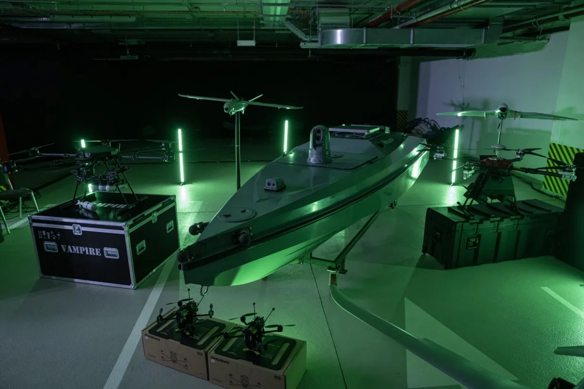 UAV và tàu không người lái Magura được trưng bày trong triển lãm thiết bị quân sự tại Kiev, Ukraine, ngày 11/6/2024. Ảnh: Bloomberg