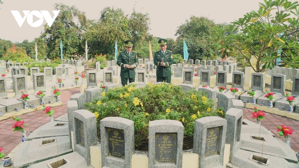 Đại tá Đàm Quang Ngoạt, Chỉ huy trưởng và Đại tá Dương Văn Dược, Chính ủy BĐBP Tây Ninh thắp hương cho các liệt sỹ Đoàn 180 ANVT Miền Nam tại Nghĩa trang liệt sỹ Đồi 82 (Ảnh Lê Quân)