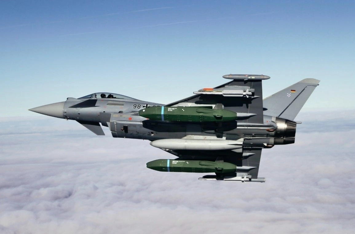 Tên lửa Taurus trên tiêm kích Eurofighter. Ảnh: Defense Express