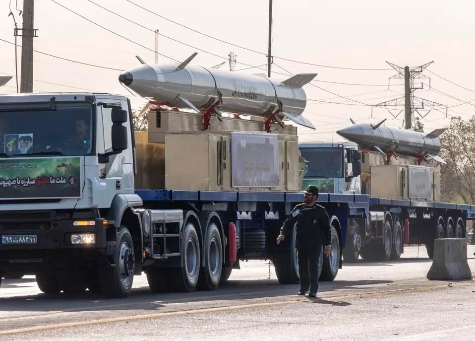 Tên lửa siêu thanh Fattah (bên phải) và tên lửa đạn đạo Kheibar Shekan của Iran trong một cuộc diễu binh tháng 9/2024. Ảnh: NurPhoto/Getty