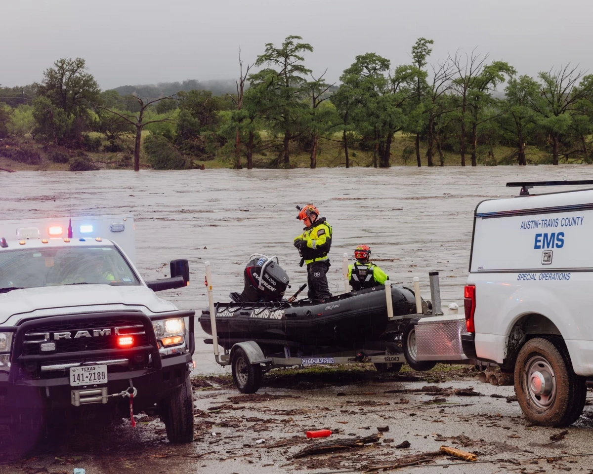 Ngày 4/7, nhà chức trách bang Texas cho biết số người thiệt mạng đã tăng lên ít nhất 25 người sau trận lũ quét lớn tại bang miền Trung này của Mỹ. Ảnh các nhân viên cứu hộ dọc theo Sông Guadalupe sau trận lũ lụt ở Kerrville, Texas. Nguồn: San Antonio Express-News/Express-News/ZUMA Press Wire/Shutterstock
