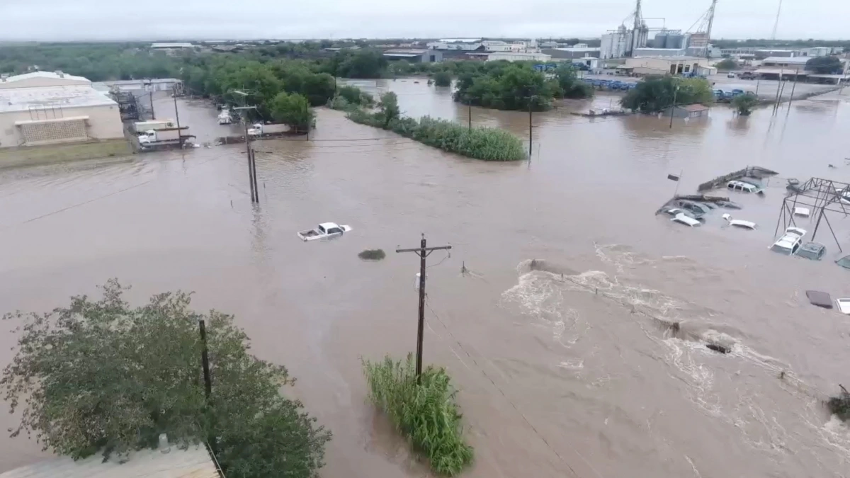 Thống đốc Texas Greg Abbott đã ban bố tình trạng khẩn cấp đối với 14 hạt, khẳng định sẽ huy động mọi nguồn lực để trợ giúp những người dân bị ảnh hưởng. Ảnh: Reuters
