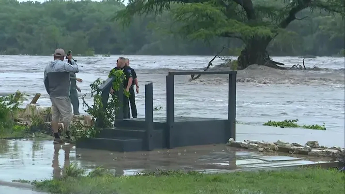 Lực lượng chức năng làm nhiệm vụ ở khu vực sông Guadalupe ở Kerrville, Texas. Ảnh: KABB-TV