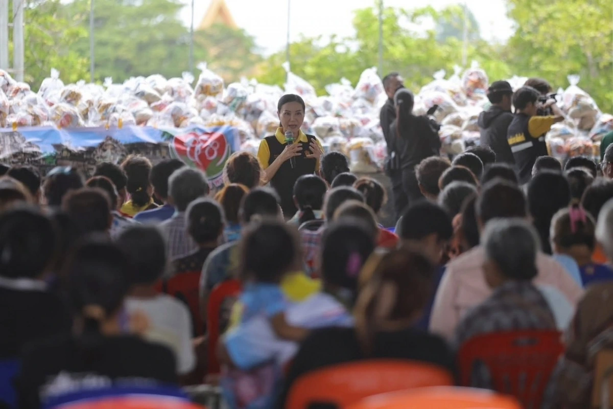 Bộ trưởng Giáo dục Thái Lan Narumon Pinyosinwat tới tỉnh Surin ủng hộ người dân sáng 26/7/2025. Ảnh: FB nhân vật