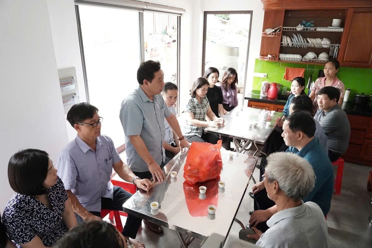 Phó Bí thư Đảng ủy, Chủ tịch UBND xã Thường Tín Phan Thanh Tùng thăm hỏi gia đình nạn nhân. Ảnh: Tô Quý