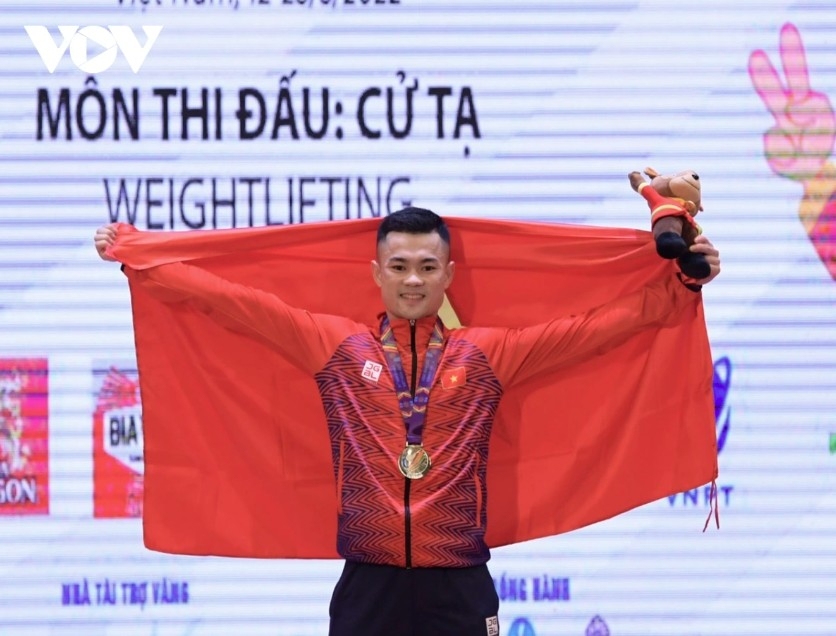 Local weightlifter Lai Gia Thanh wins gold medal at SEA Games 31 