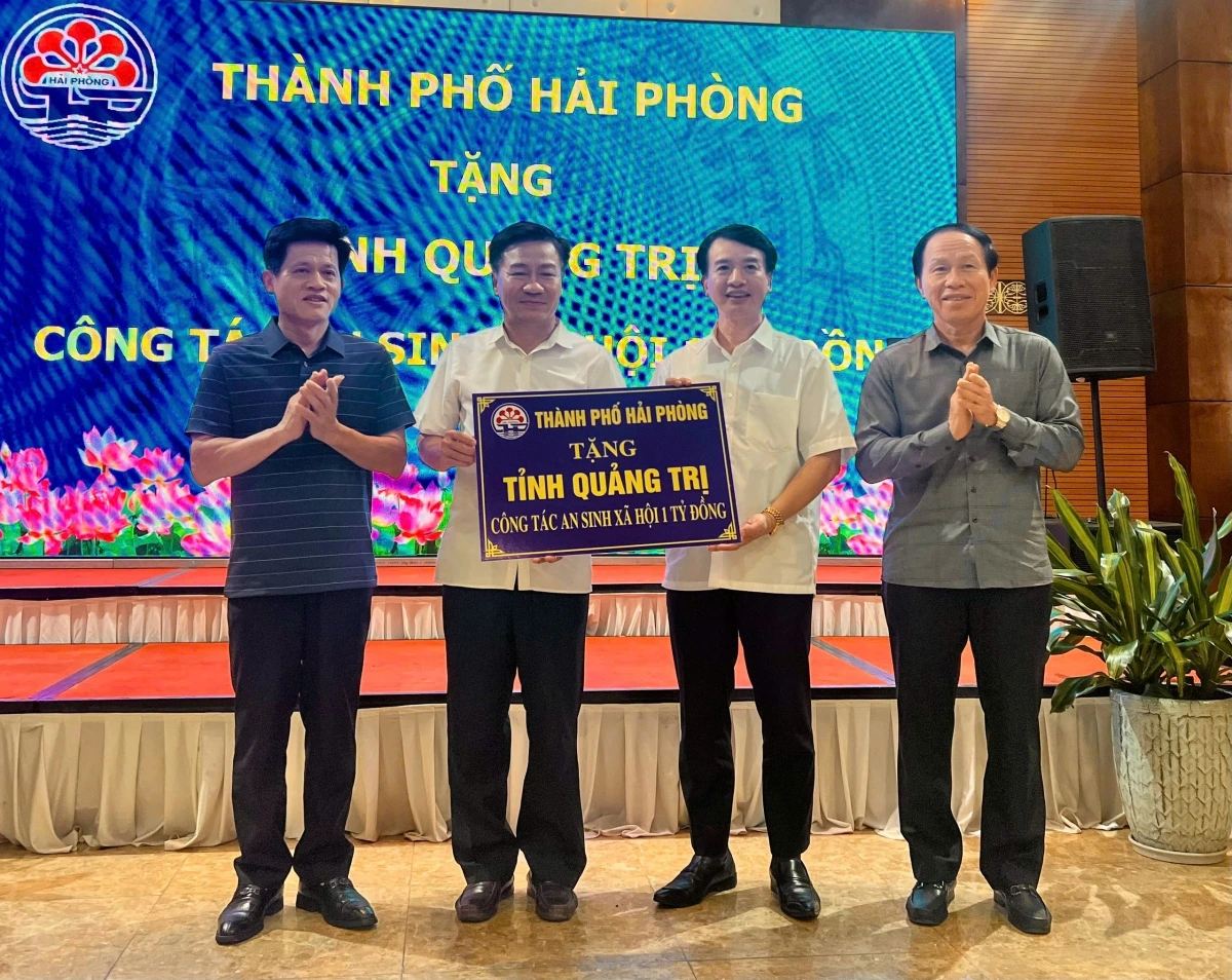 Thành phố Hải Phòng trao tặng tỉnh Quảng Trị 1 tỷ đồng góp phần cùng địa phương thực hiện công tác an sinh xã hội.
