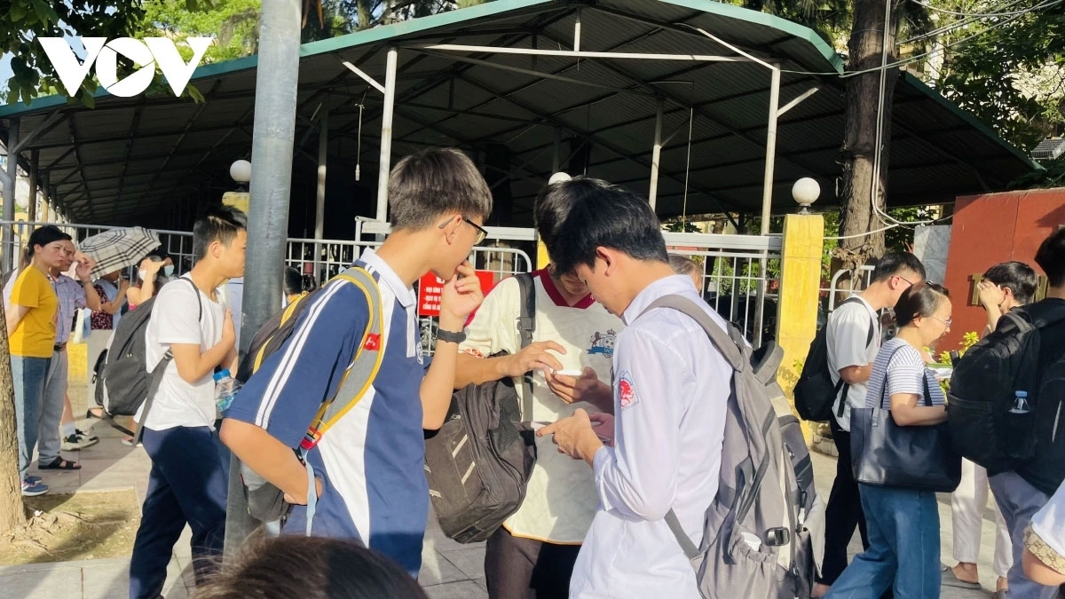 Các chuyên gia cho rằng, không nên đặt kỳ vọng quá lớn và tạo áp lực nặng nề lên "đôi vai" con trẻ (Ảnh minh họa)