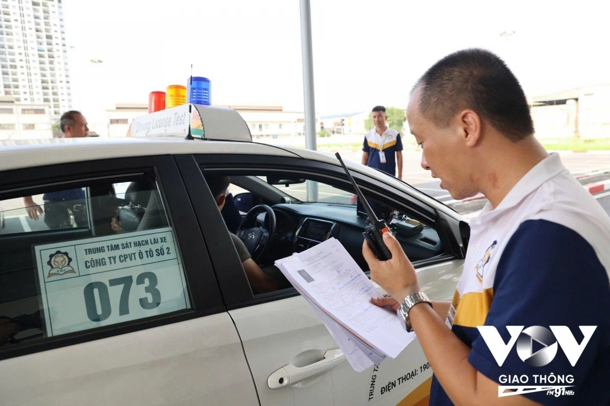 Nhiều người cho biết do sợ kiến thức bị mai một; đồng thời một số nội dung sát hạch có thay đổi từ luật cũ sang luật mới nên chưa đủ tự tin tham dự thi