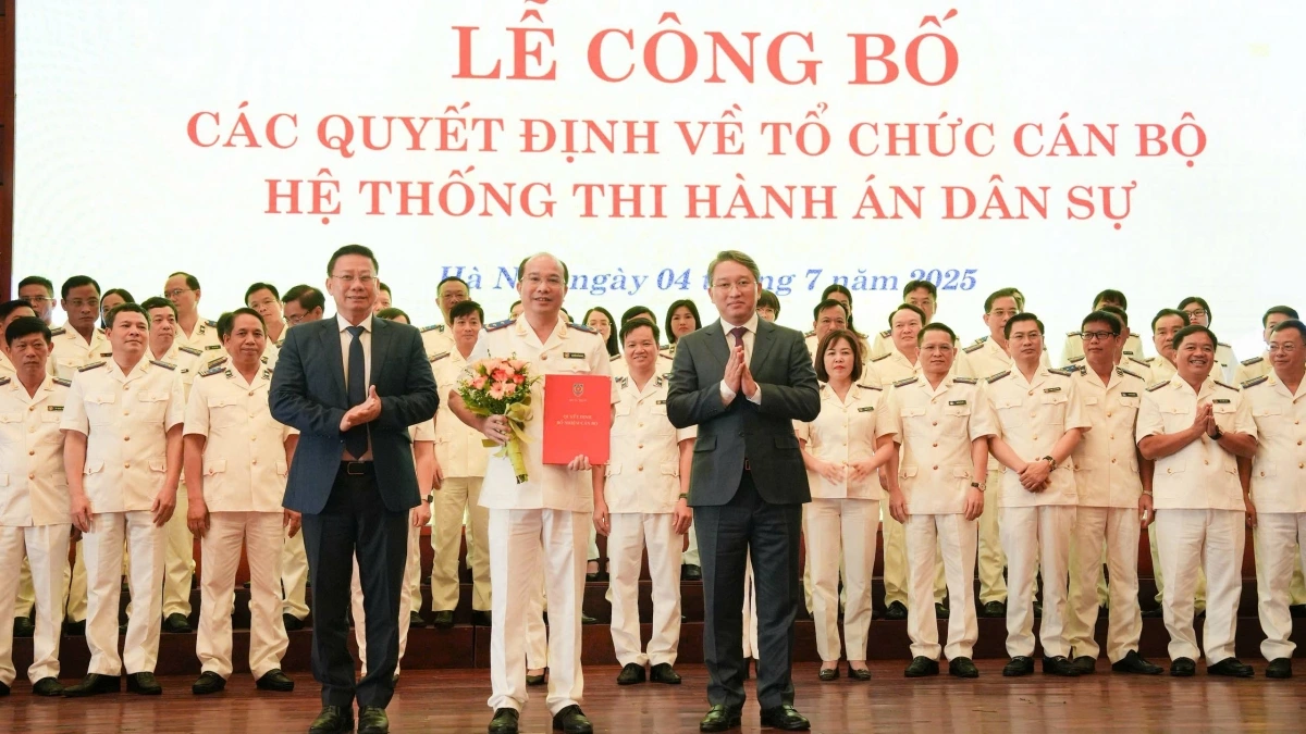 Bộ trưởng Bộ Tư pháp Nguyễn Hải Ninh trao quyết định bổ nhiệm ông Nguyễn Thắng Lợi làm Cục trưởng Cục Quản lý Thi hành án dân sự.
