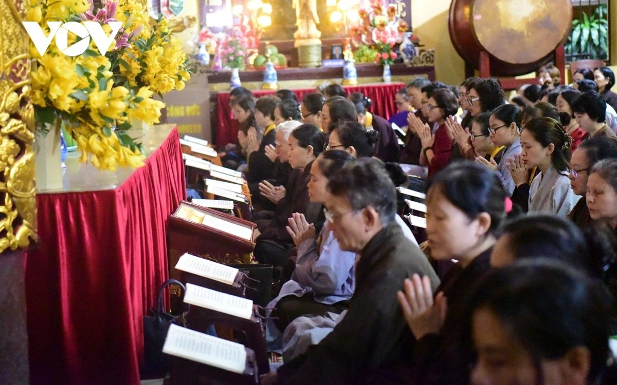 Nghi thức đánh chuông, trống và cầu nguyện tại chùa Quán Sứ (Hà Nội)