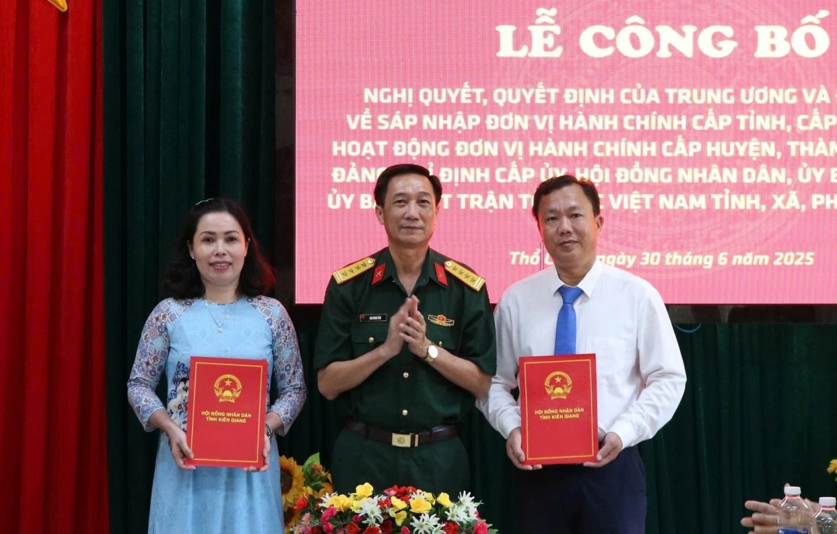 Đại tá Cao Minh Tâm, Phó Chính ủy Bộ Chỉ huy Quân sự tỉnh An Giang trao quyết định cho ông Đỗ Văn Dừng giữ chức Phó Bí thư Đảng uỷ, Chủ tịch Hội đồng Nhân dân Đặc khu Thổ Châu và Trần Thị Giao Ha giữ chức vụ Phó Chủ tịch UBND Đặc khu Thổ Châu.