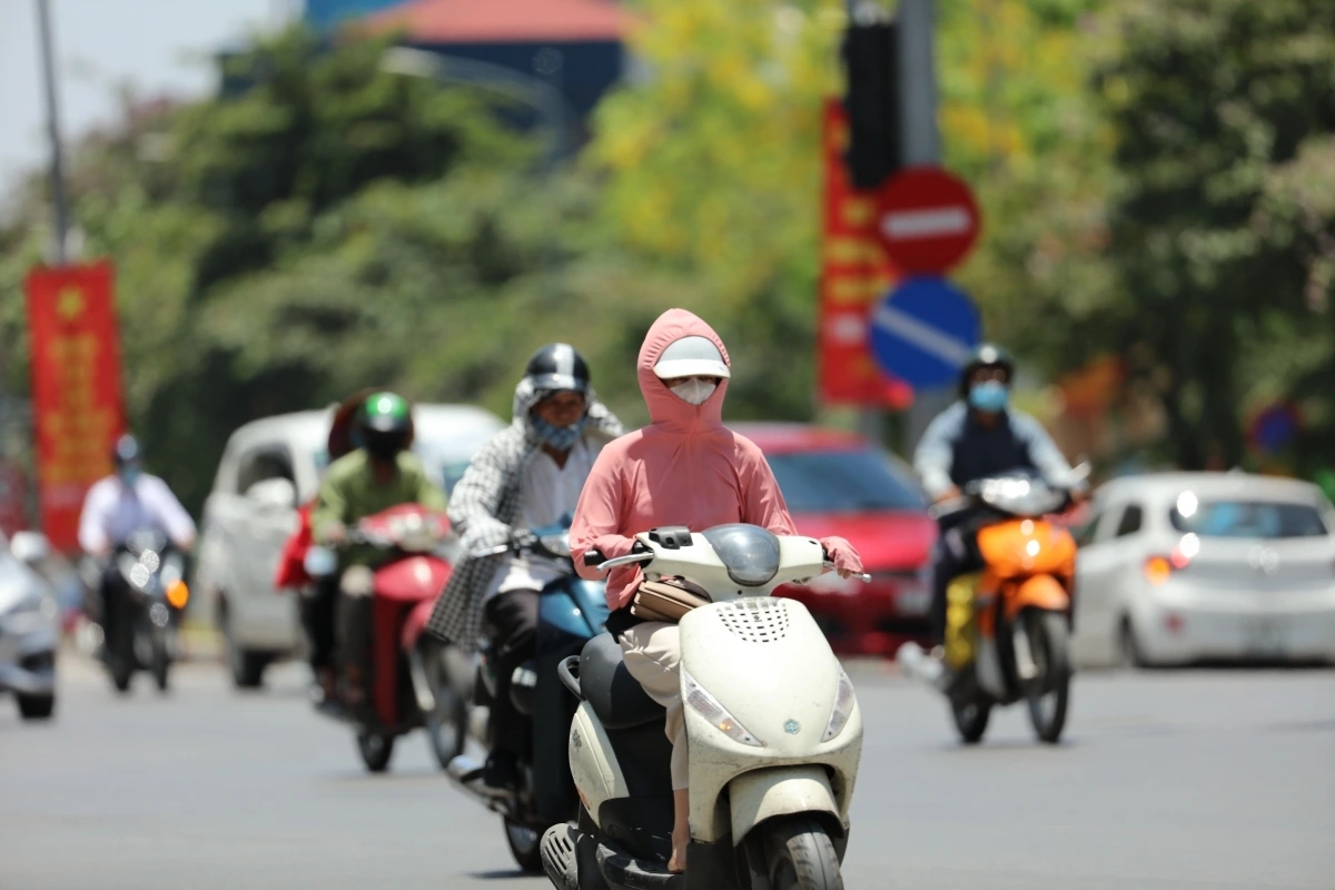 Bắc Bộ ngày nắng, chiều tối có mưa rào và dông