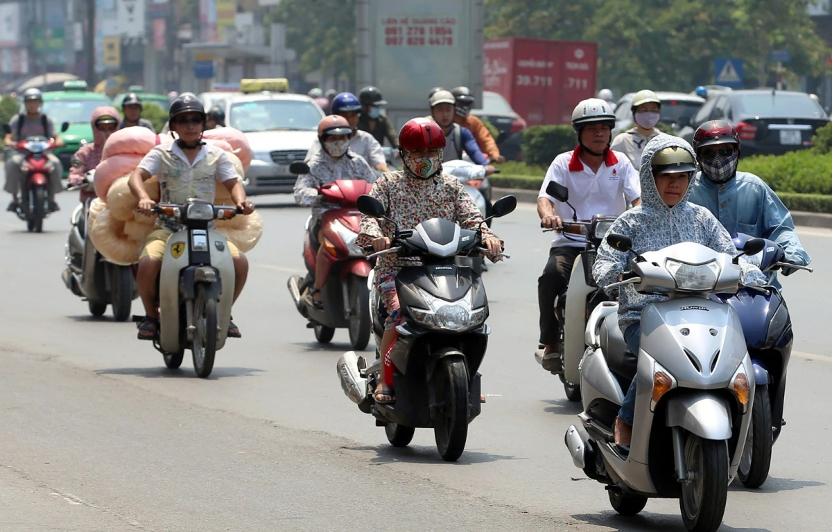 Bắc Bộ nắng nóng gay gắt, Nam Bộ mưa lớn