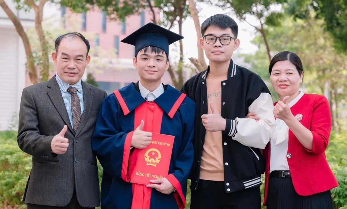 Nguyễn Quang Minh (thứ 2 từ trái sang) chụp ảnh lưu niệm cùng gia đinh.