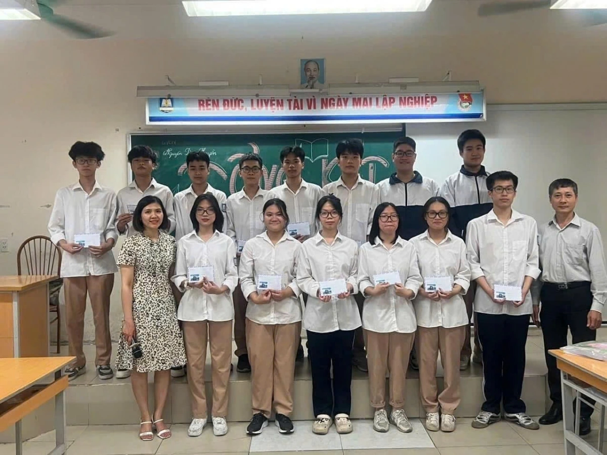 Quyết (thứ hai bên phải) trong một lần được nhận khen thưởng tại lớp vì thành tích học tập tốt