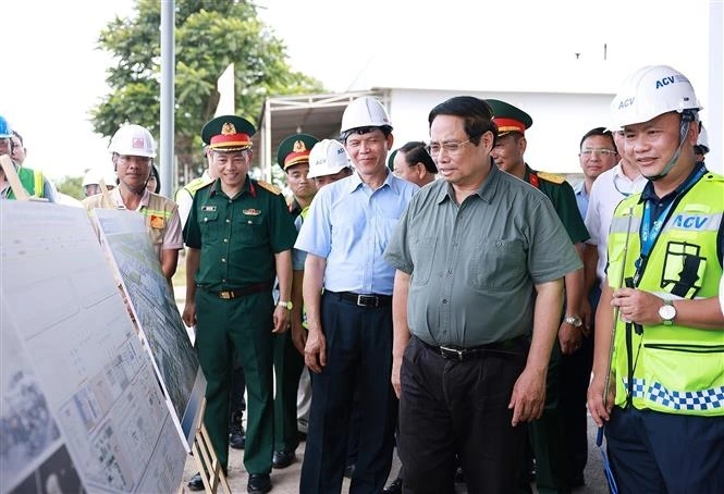 Thủ tướng Phạm Minh Chính kiểm tra tiến độ thi công dự án xây dựng Nhà ga hành khách T2 Cảng hàng không Đồng Hới. (Ảnh: TTXVN)