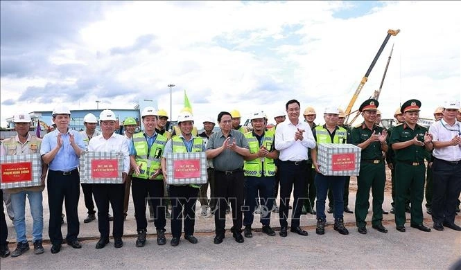 Thủ tướng Phạm Minh Chính tặng quà các đơn vị thi công dự án xây dựng nhà ga hành khách T2 cảng hàng không Đồng Hới. (Ảnh: /TTXVN)