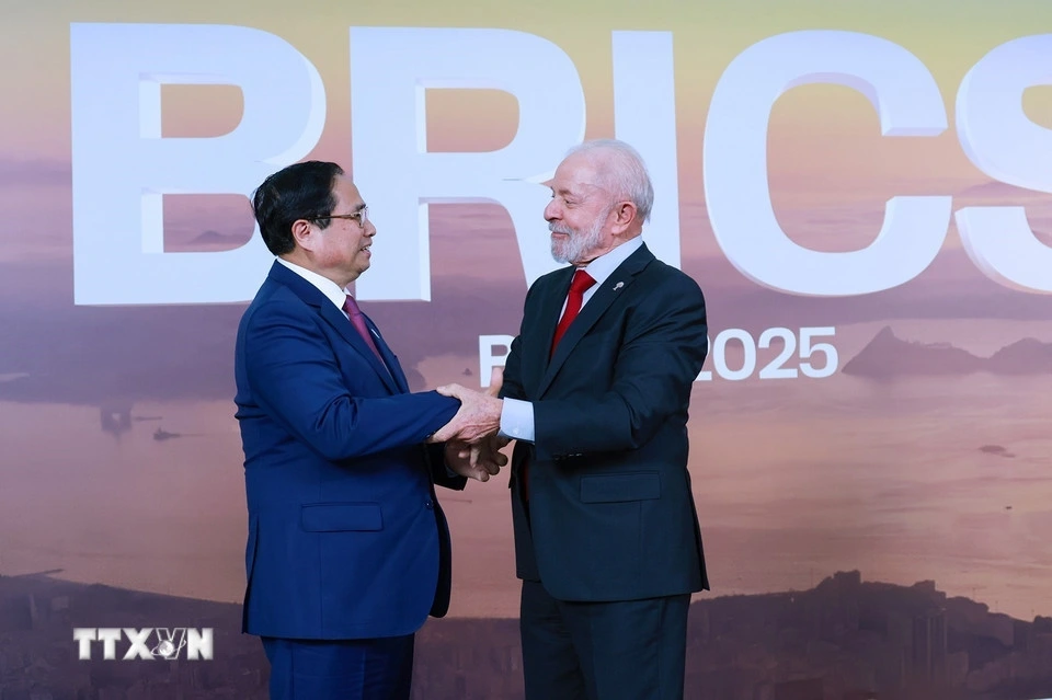 Tổng thống Brazil Lula da Silva đón Thủ tướng Phạm Minh Chính tham dự Hội nghị thượng đỉnh BRICS 2025. (Ảnh: TTXVN)
