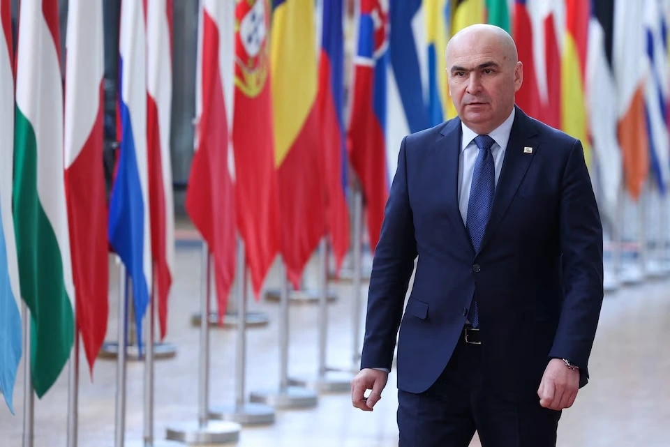 Thủ tướng Romania Ilie Bolojan bảo vệ chính sách thắt lưng buộc bụng để giảm thâm hụt ngân sách (Ảnh: Reuters)