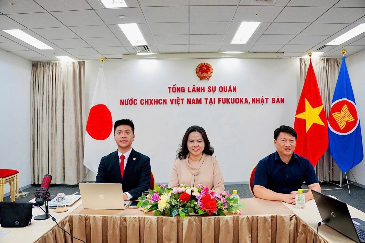 Bà Vũ Chi Mai (giữa) - Tổng Lãnh sự Việt Nam tại Fukuoka tại điểm cầu Nhật Bản (Ảnh: TLSQ Fukuoka)