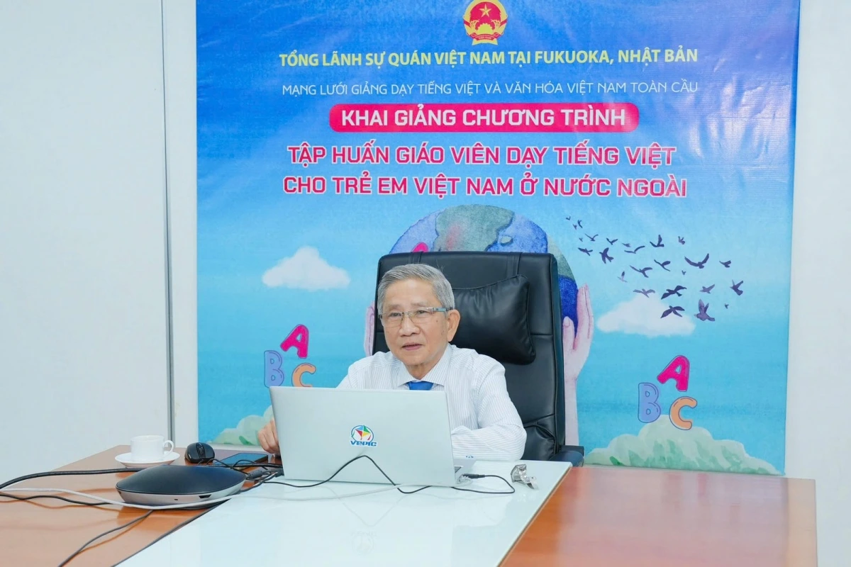 GS.TS Nguyễn Minh Thuyết giảng dạy ngay sau Lễ khai giảng (Ảnh: TLSQ Fukuoka)