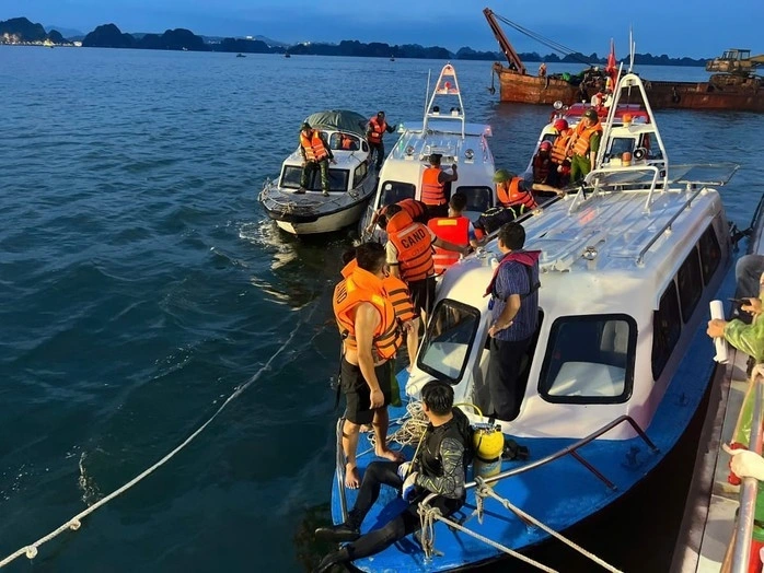 Lực lượng chức năng tiếp cận khu vực tàu đắm tiến hành cứu hộ cứu nạn. Ảnh: PV