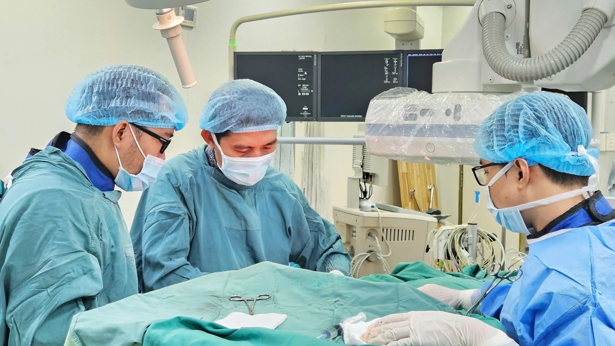 Bác sĩ cấy máy phá rung ICD cho người bệnh (Ảnh BVCC)