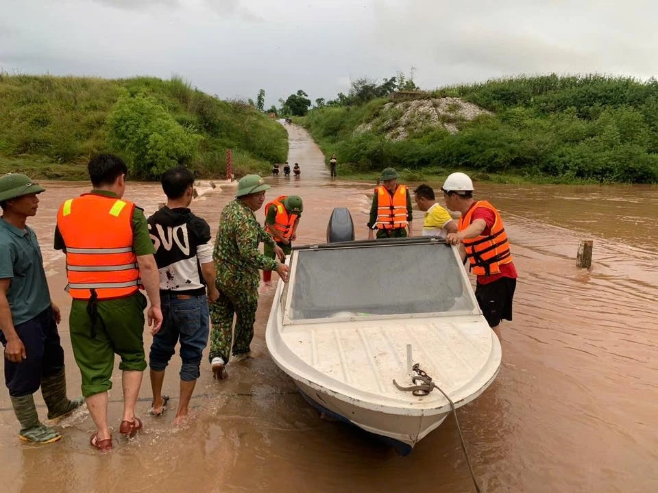 Ngay sau khi nhận được tin báo, lực lượng cứu hộ cứu nạn tỉnh Lạng Sơn đã huy động khoảng 150 người bao gồm lực lượng công an, dân quân, bộ đội khẩn trương triển khai các phương án tìm kiếm các nạn nhân