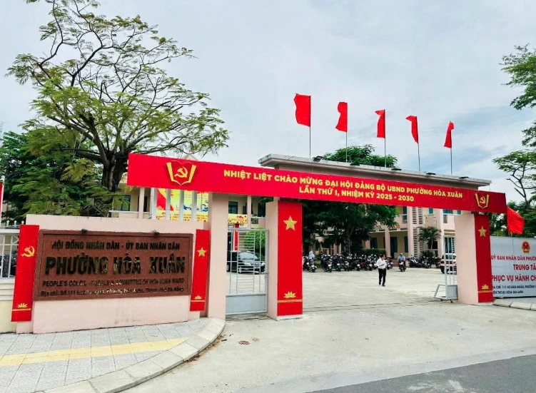 Phường Hòa Xuân ra thông báo tìm người thân cho bé gái. Ảnh: G.X