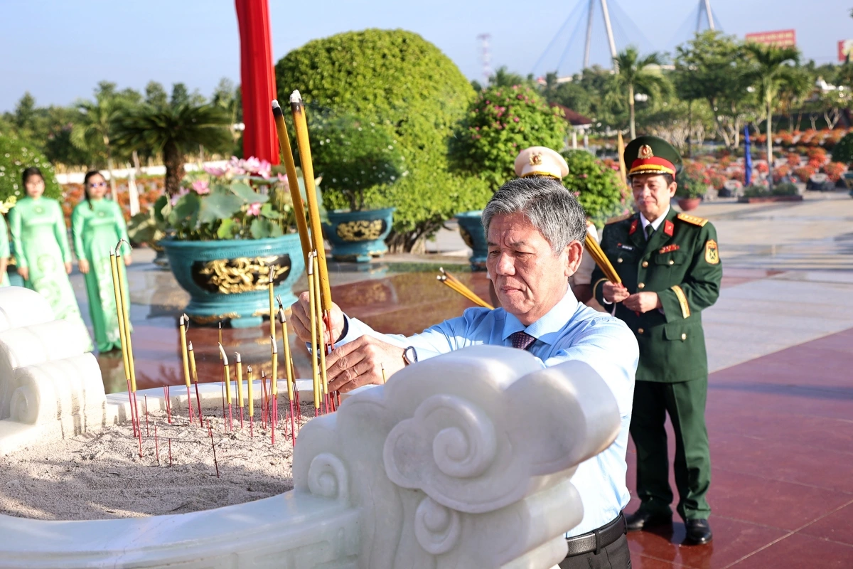 Bí thư Tỉnh ủy Vĩnh Long Ngô Chí Cường dâng hương trước Đài tưởng niệm tại Nghĩa trang Liệt sĩ Vĩnh Long