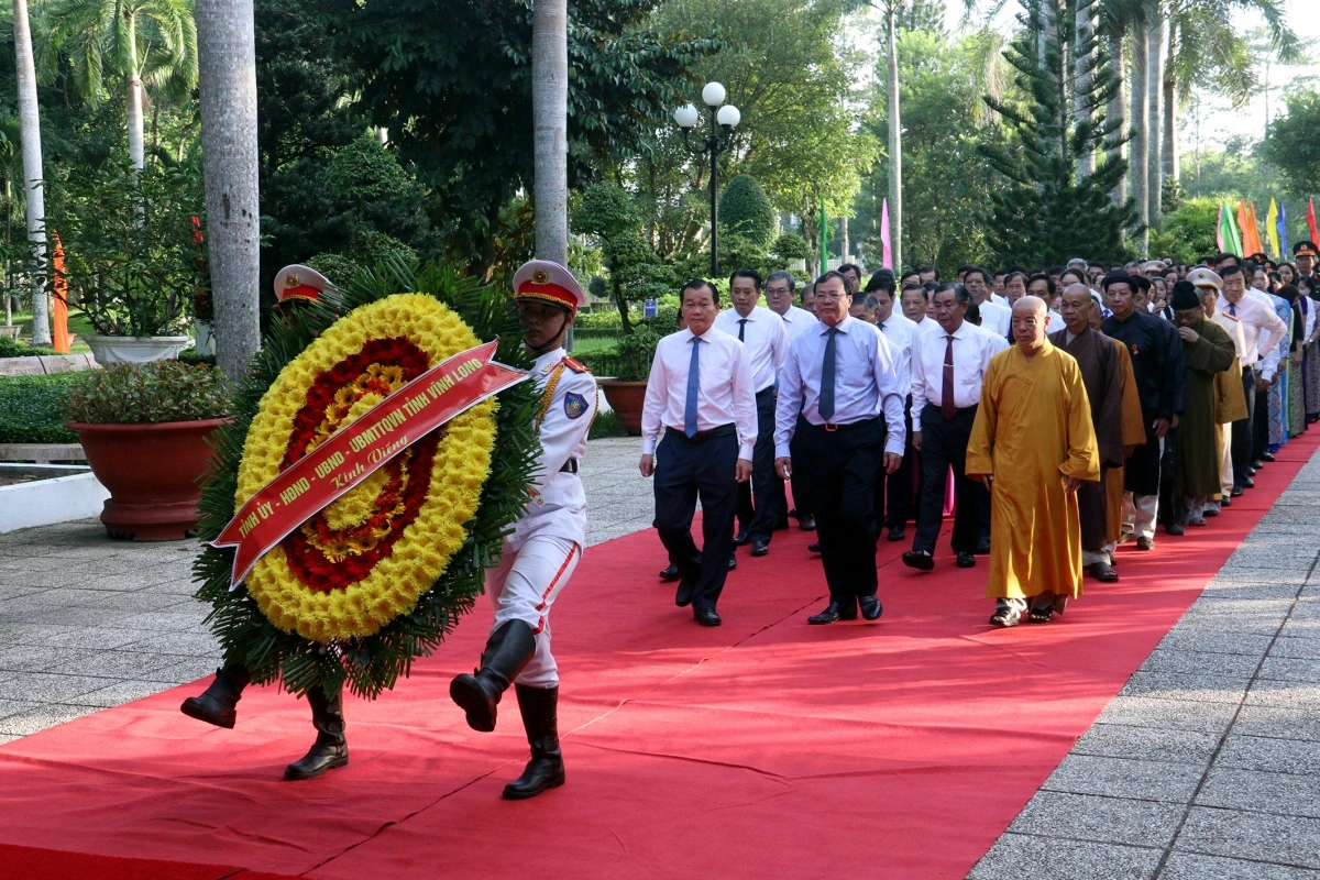 Đoàn lãnh đạo tỉnh và cá đại biểu viếng, dâng hương tại Đền thờ Chủ tịch Hồ Chí Minh (phường Long Đức)