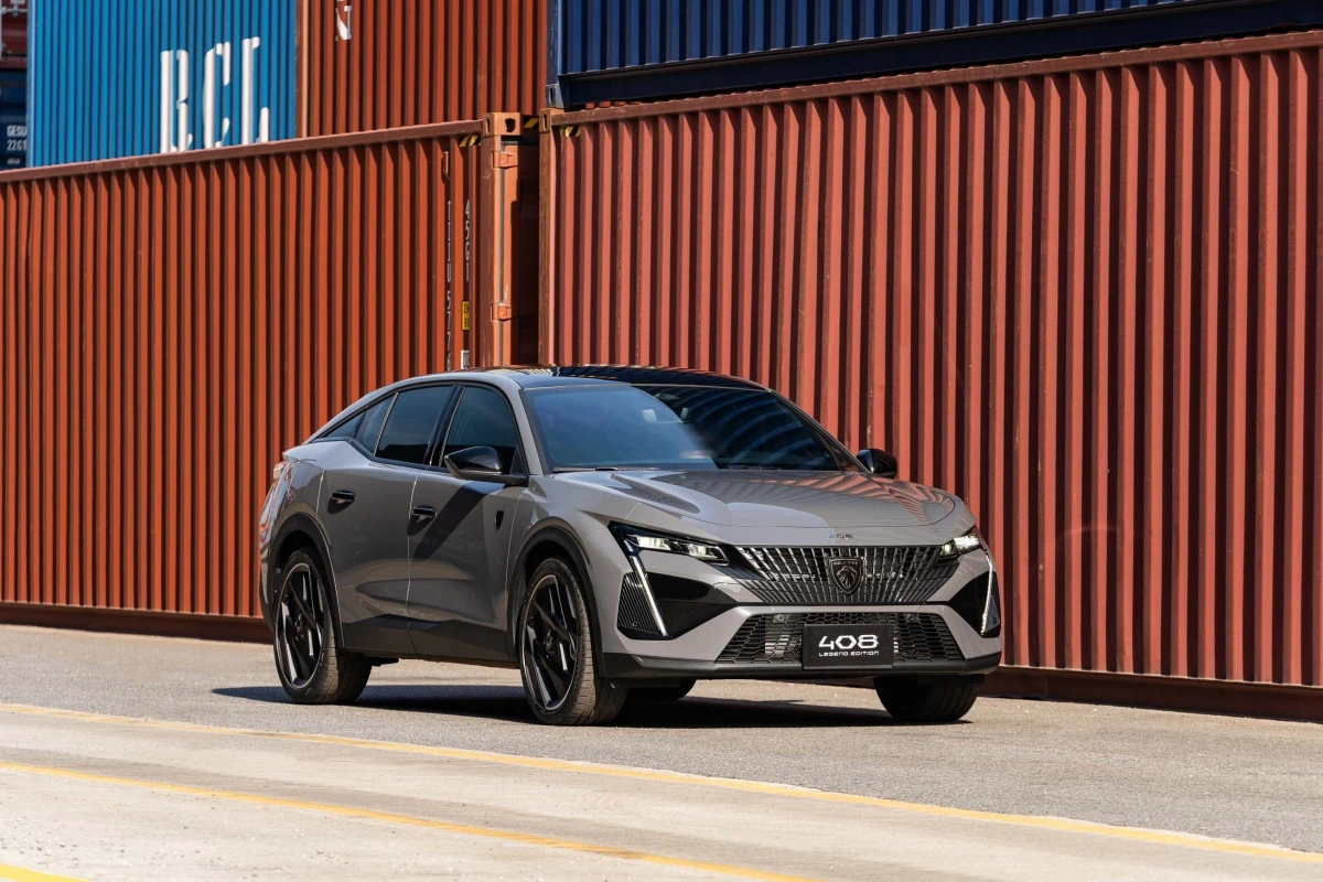 Nhà phân phối đã Peugeot tại Việt Nam vừa ra mắt phiên bản đặc biệt của Peugeot 408 với tên gọi Legend Edition, giới hạn chỉ 215 chiếc bán ra thị trường để kỷ niệm 215 năm hình thành và phát triển của thương hiệu Peugeot toàn cầu.