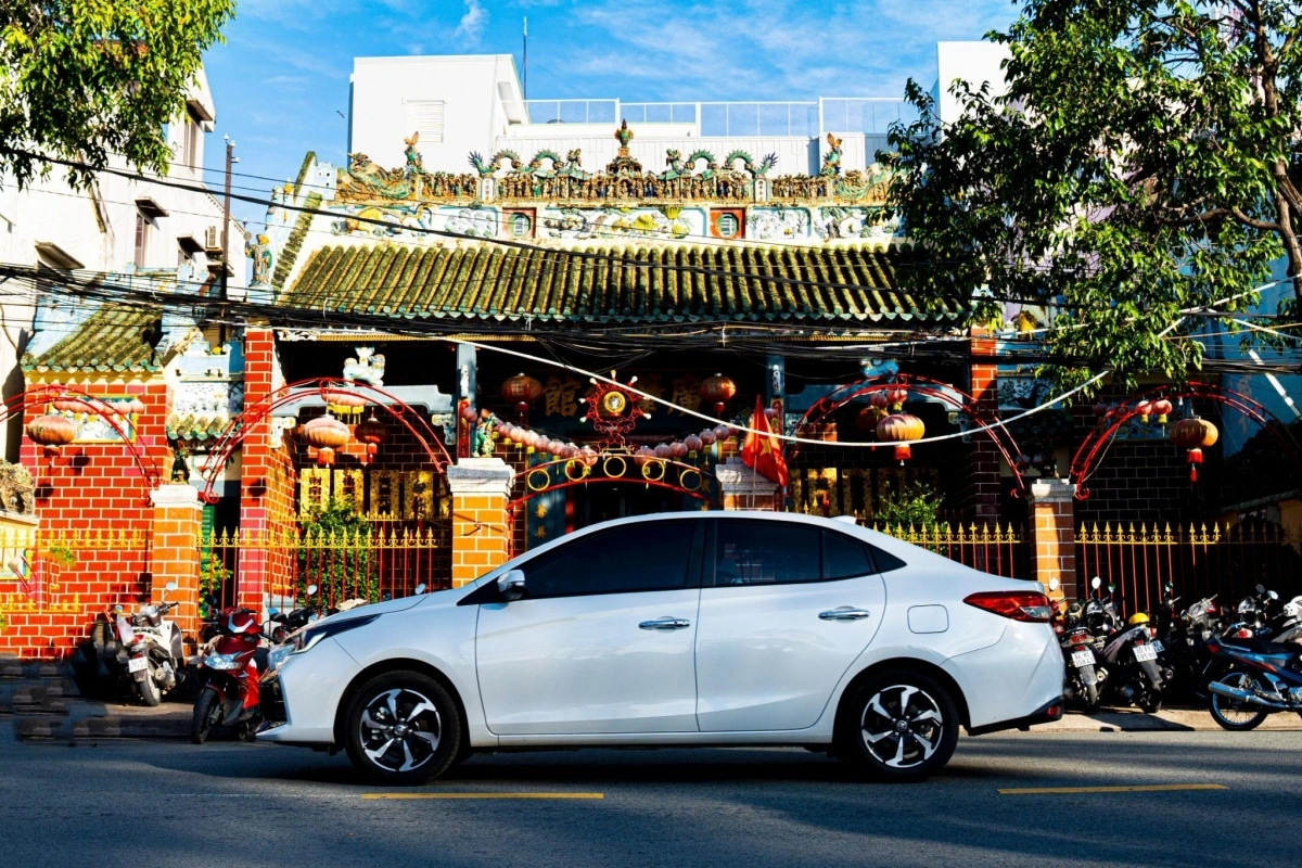 Khách hàng được hỗ trợ đến 50% lệ phí trước bạ, tặng 01 năm bảo hiểm thân vỏ và lãi suất vay chỉ 1,99%/năm khi mua Vios.