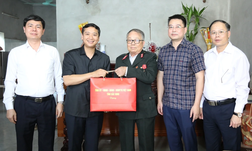 Chủ tịch HĐND tỉnh Bắc Ninh Nguyễn Việt Oanh thăm, tặng quà tại phường Quế Võ