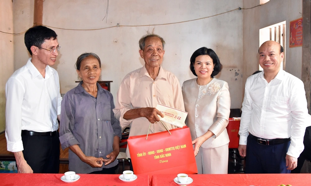 Phó Bí thư Tỉnh ủy Bắc Ninh Nguyễn Hương Giang, thăm và tặng quà tại xã Lạng Giang