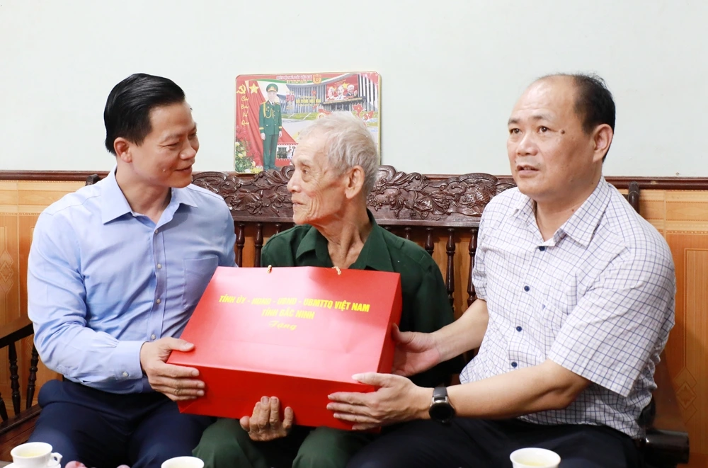 Chủ tịch UBND tỉnh Bắc Ninh Vương Quốc Tuấn, đến thăm, tặng quà người có công tại phường Đa Mai