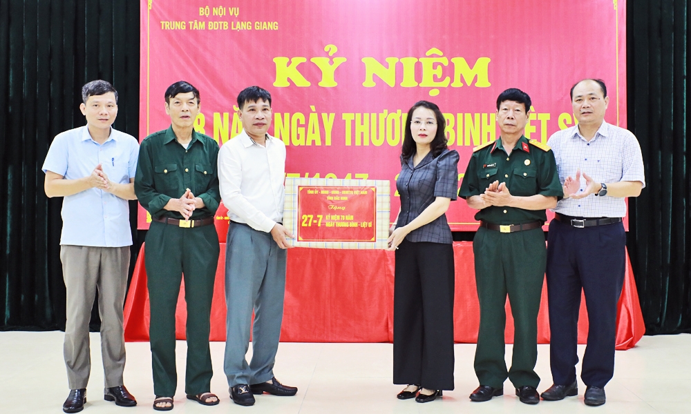 Phó Bí thư Thường trực Tỉnh ủy Bắc Ninh Nguyễn Thị Hương, đến thăm, tặng quà tại xã Lương Tài