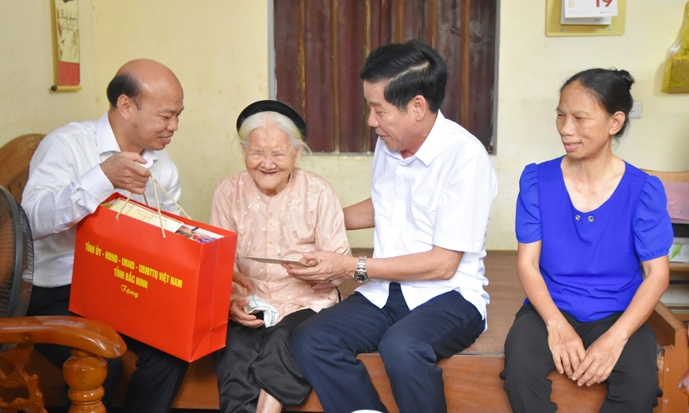Bí thư Tỉnh ủy Bắc Ninh Nguyễn Văn Gấu tới thăm, động viên Mẹ Việt Nam Anh hùng Nguyễn Thị Cược tại phường Ninh Xá