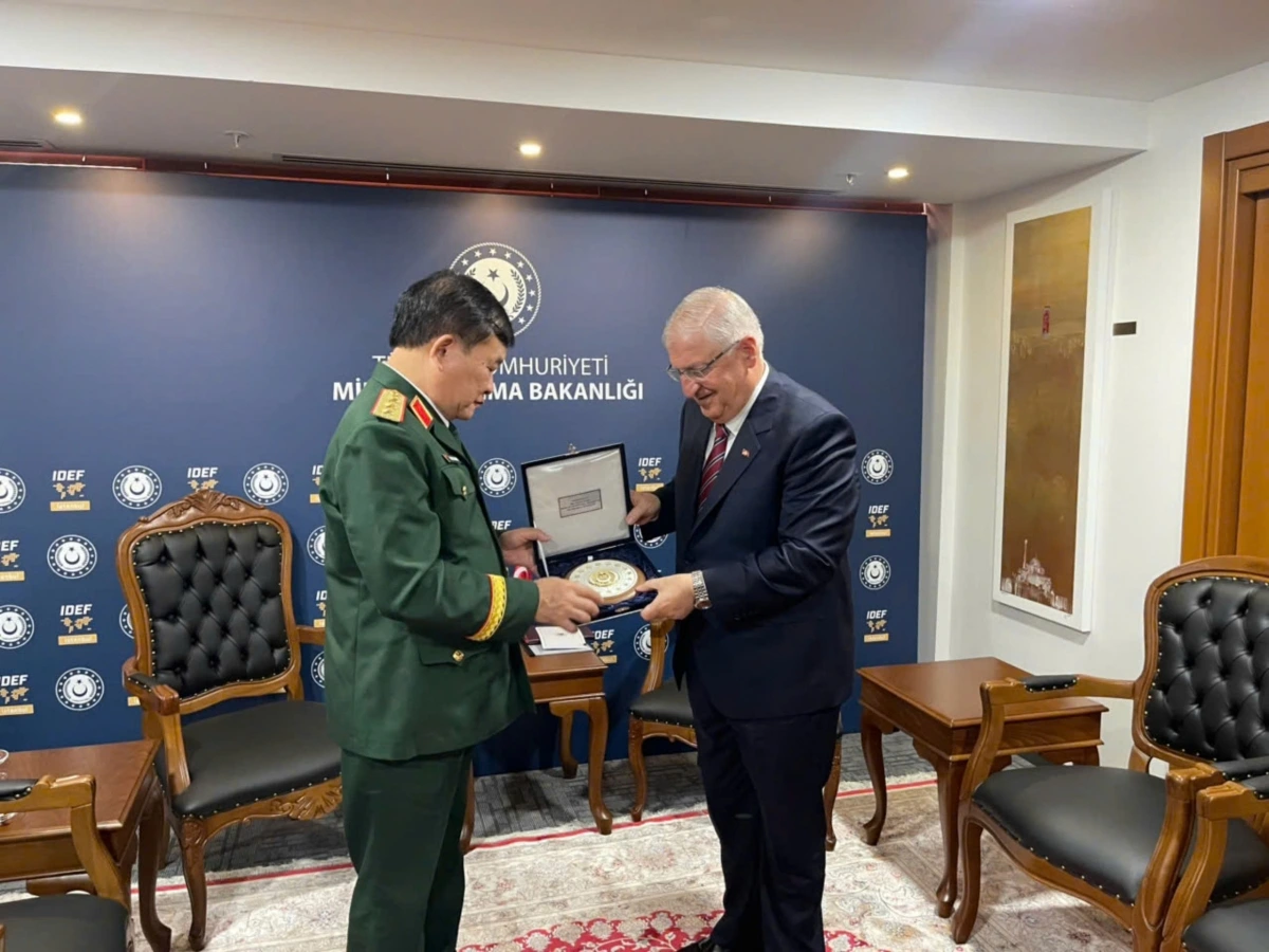 Thượng tướng Hoàng Xuân Chiến trao thư của Bộ trưởng Phan Văn Giang mời Bộ trưởng Bộ Quốc phòng Thổ Nhĩ Kỳ sang thăm Việt Nam